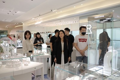知名女星唐詩詠到訪永富集團，珠寶首飾零售引關注